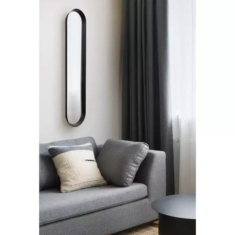 Specchio da parete a capsula in metallo nero 10"x40"