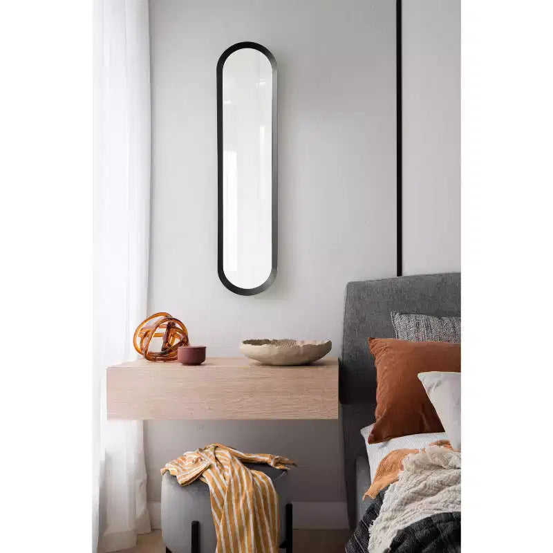 Specchio da parete a capsula in metallo nero 10"x40"
