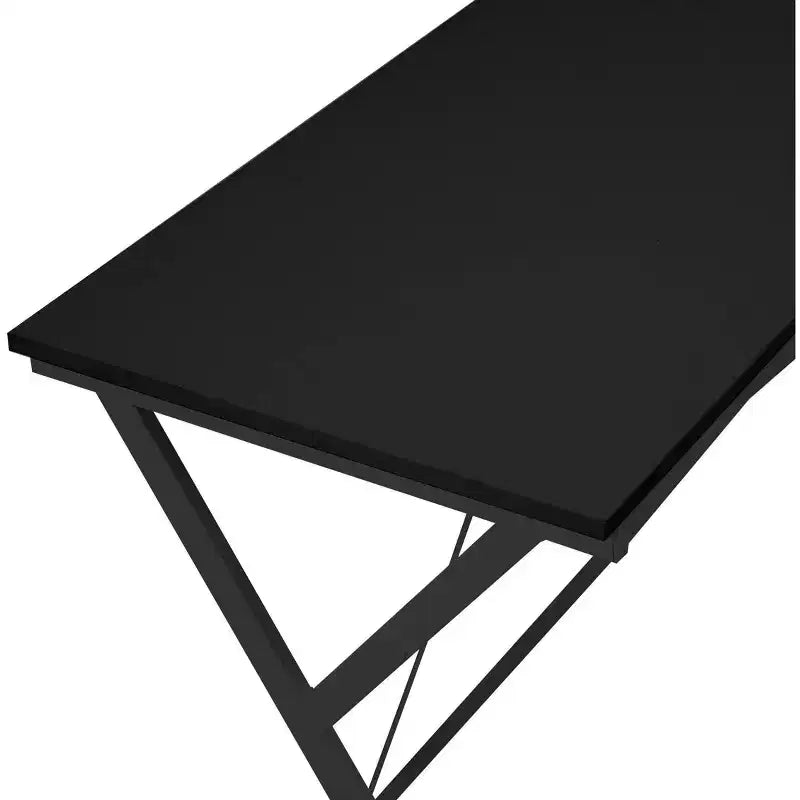 Scrivania angolare minimalista da 62" con gambe incrociate e ampio piano del tavolo