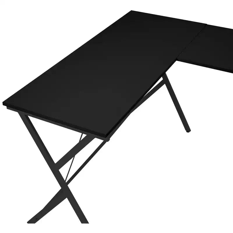 Scrivania angolare minimalista da 62" con gambe incrociate e ampio piano del tavolo