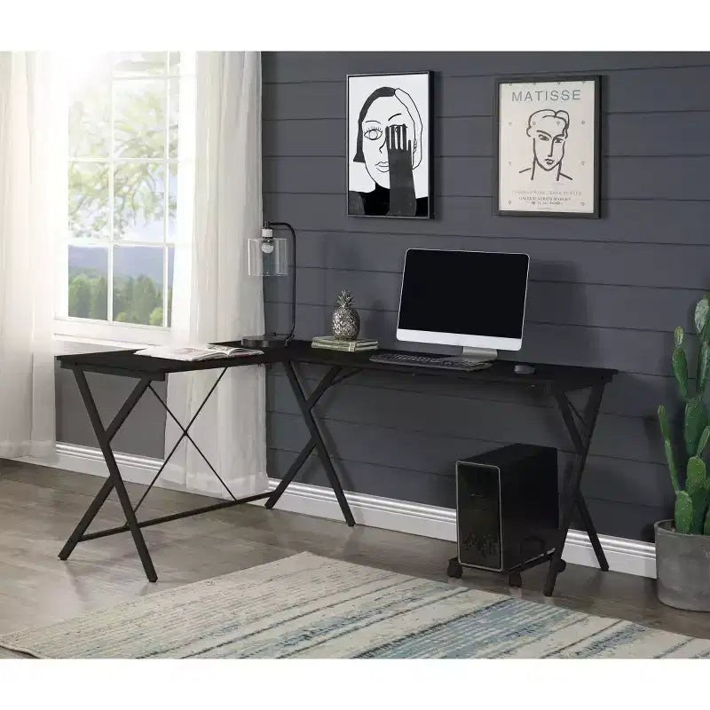 Scrivania angolare minimalista da 62" con gambe incrociate e ampio piano del tavolo