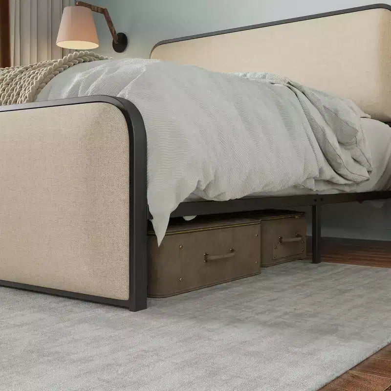Struttura letto king-size in metallo con testiera curva imbottita e contenitore