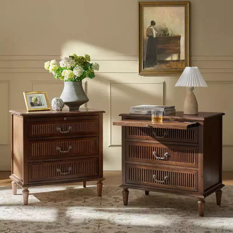 Set di 2 tavolini da notte con 3 cassetti in stile rustico con presa di corrente integrata