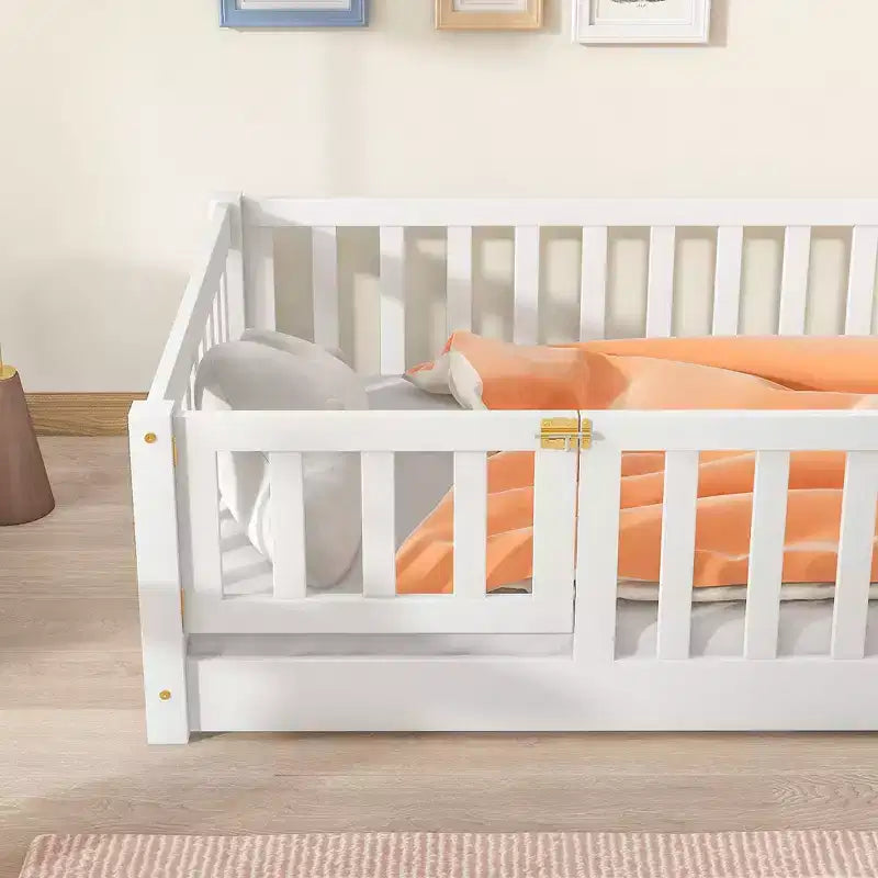 Letto a Pavimento Singolo con Recinzione e Porta – Letto Montessori per Bambini in Legno Massello di Gomma