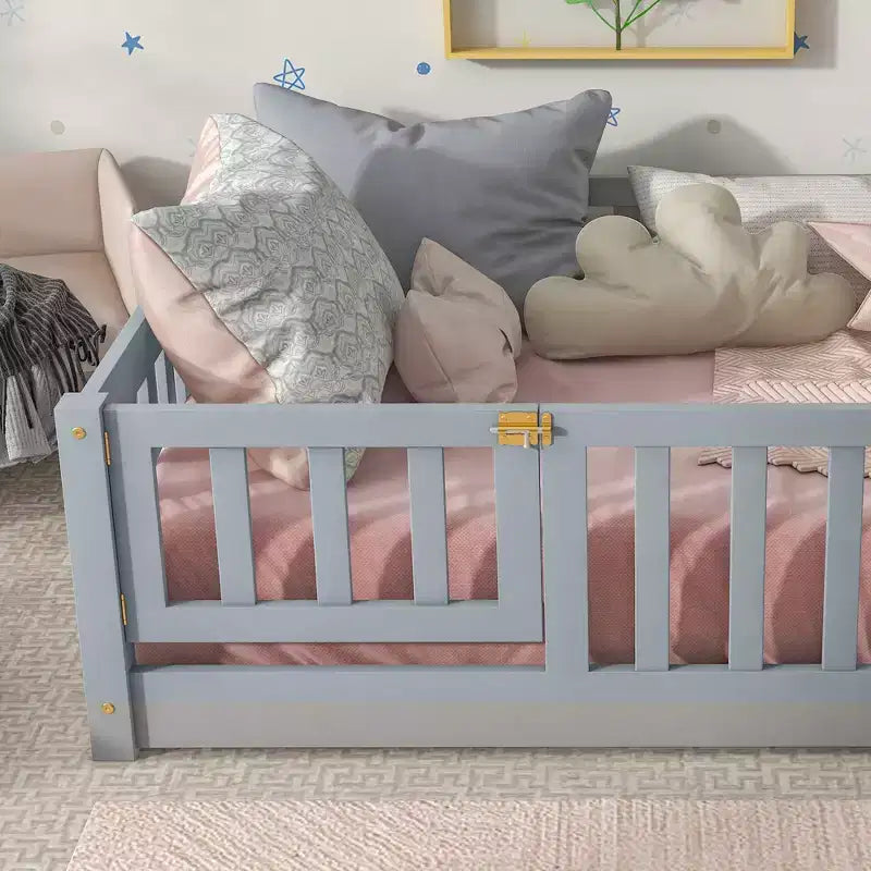 Letto a Pavimento Singolo con Recinzione e Porta – Letto Montessori per Bambini in Legno Massello di Gomma