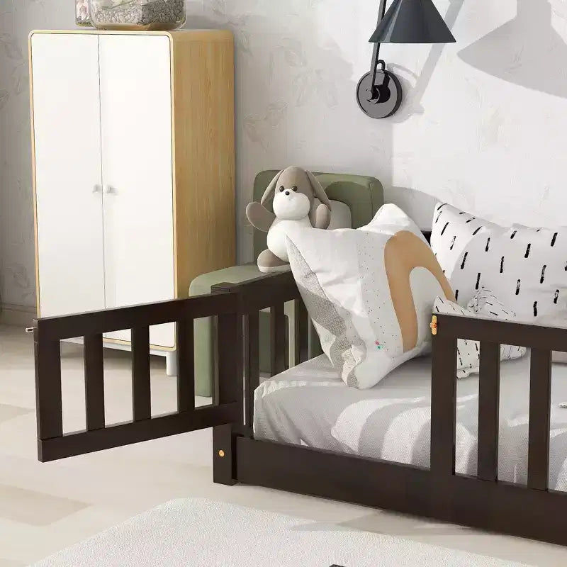 Letto a Pavimento Singolo con Recinzione e Porta – Letto Montessori per Bambini in Legno Massello di Gomma