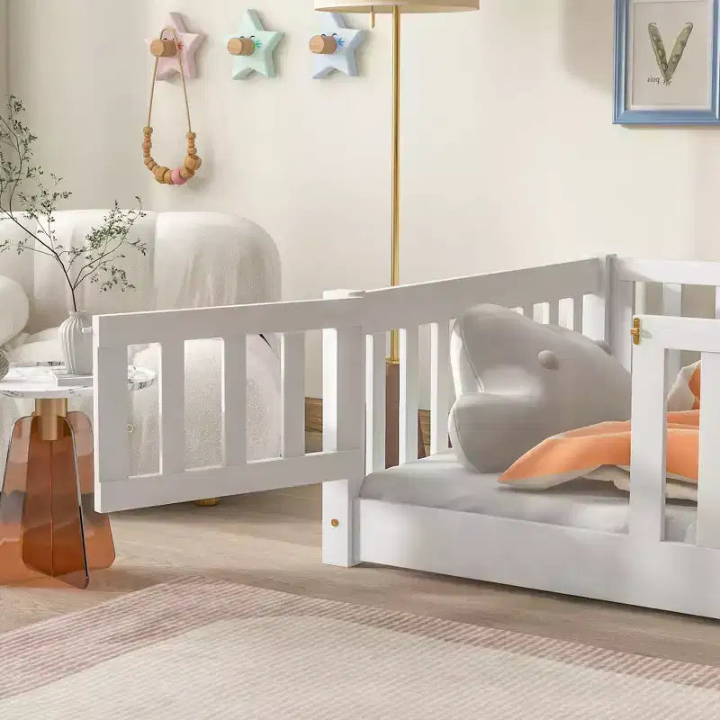 Letto a Pavimento Singolo con Recinzione e Porta – Letto Montessori per Bambini in Legno Massello di Gomma