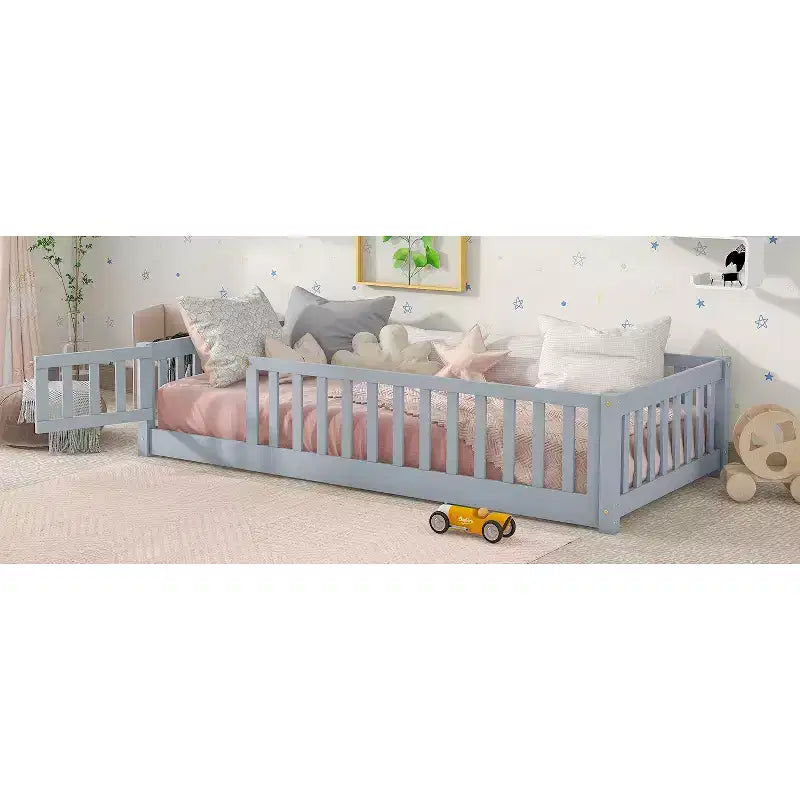 Letto a Pavimento Singolo con Recinzione e Porta – Letto Montessori per Bambini in Legno Massello di Gomma
