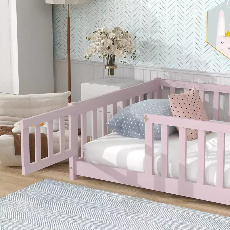 Letto a Pavimento Singolo con Recinzione e Porta – Letto Montessori per Bambini in Legno Massello di Gomma