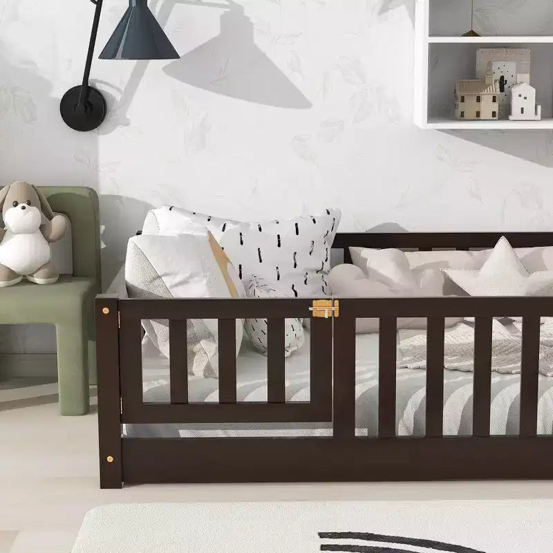 Letto a Pavimento Singolo con Recinzione e Porta – Letto Montessori per Bambini in Legno Massello di Gomma
