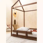 Telaio letto per bambini in legno di noce – Profilo basso minimalista