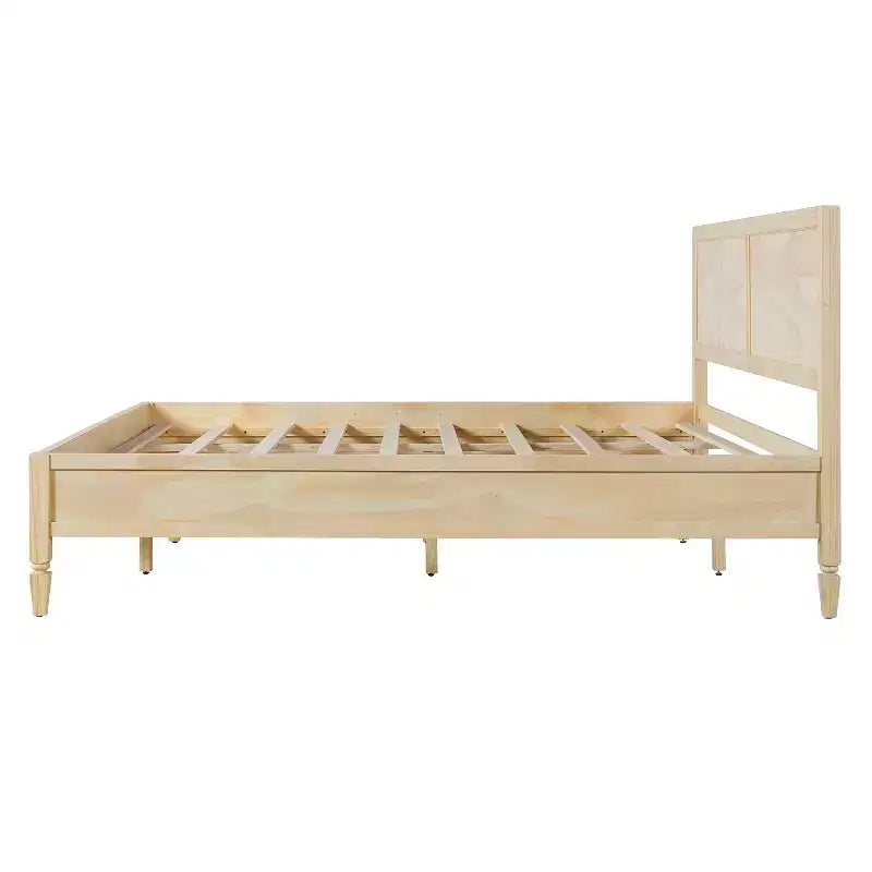 Letto con struttura a piattaforma Queen/King e testiera classica a pannelli
