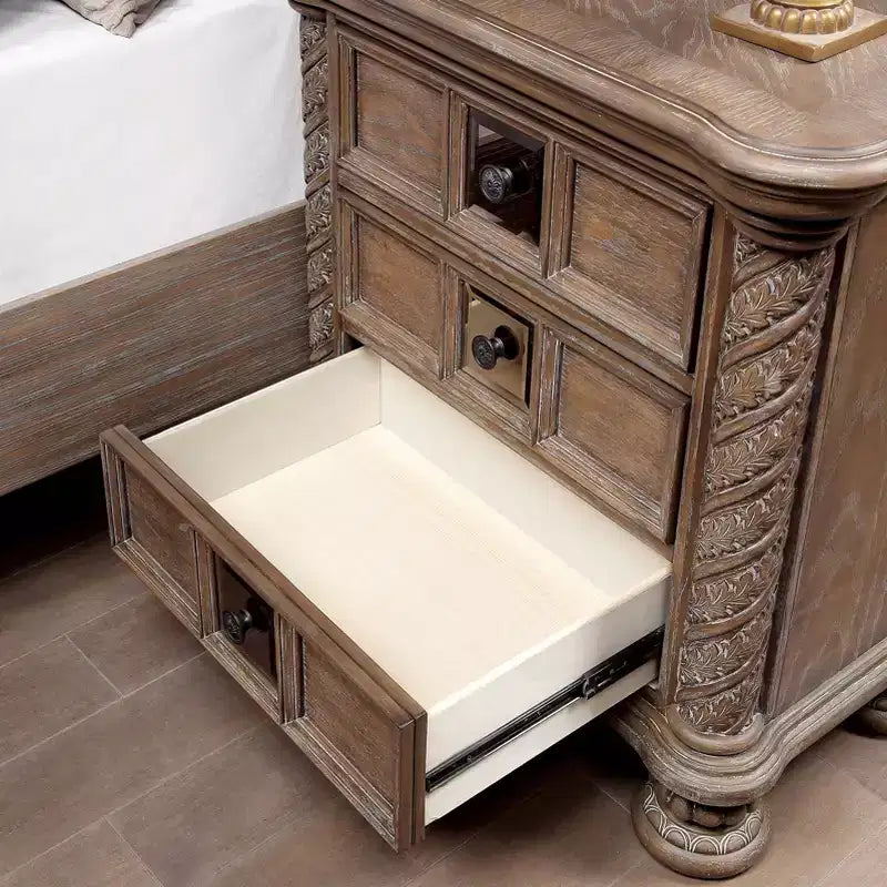 Comodino intagliato a 3 cassetti con pannelli a specchio – Tonalità naturale rustica